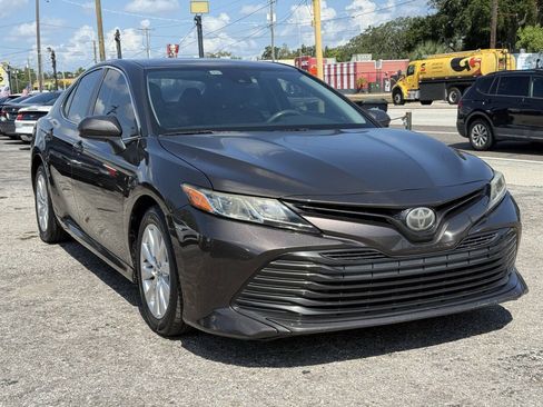 Used 2018 Toyota Camry LE FWD image 9