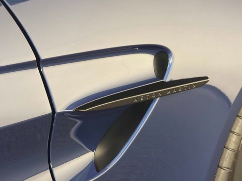 Used 2025 Aston Martin V8 Vantage Coupe RWD image 23