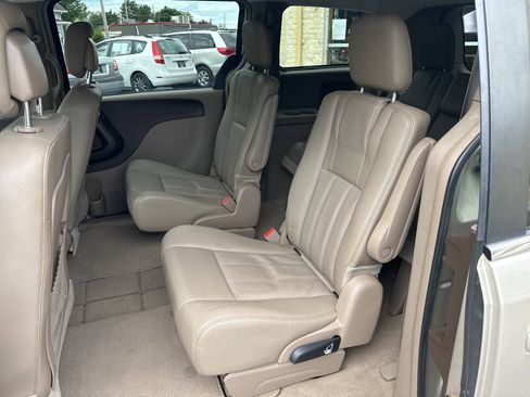 Used 2016 Chrysler Town & Country Touring FWD image 7