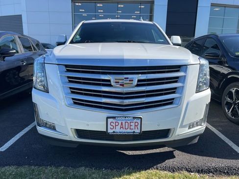 Used 2020 Cadillac Escalade Platinum image 2