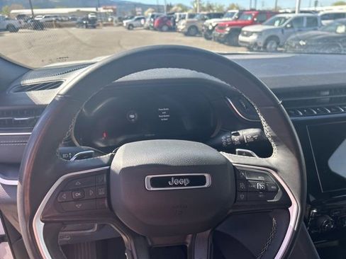 Used 2023 Jeep Grand Cherokee L Laredo image 14