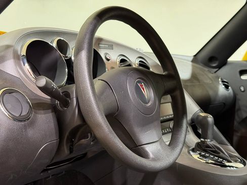 Used 2007 Pontiac Solstice Convertible w/ Preferred Package RWD image 16