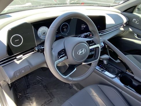 Used 2025 Hyundai Elantra SEL FWD image 21