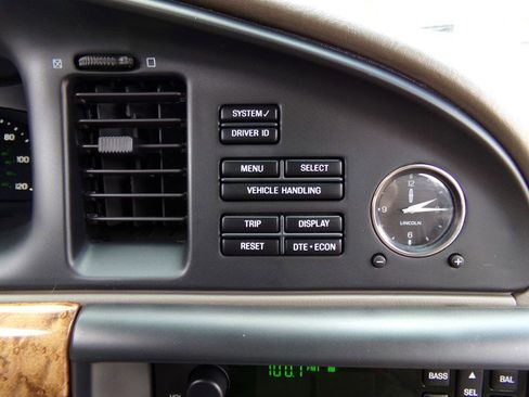 Used 2001 Lincoln Continental image 50