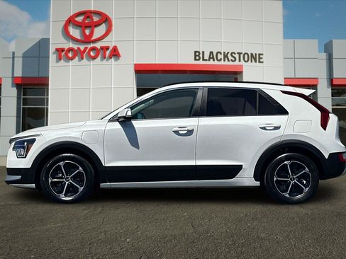 Used 2023 Kia Niro EX w/ EX Cold Weather Package FWD image 6