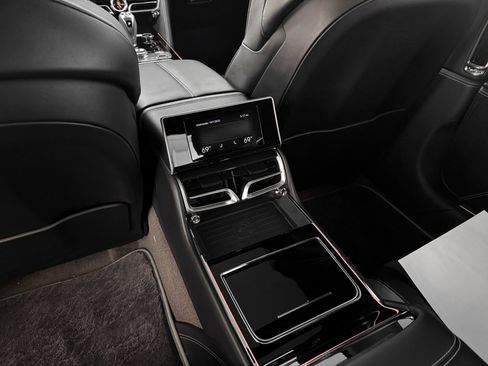 Used 2025 Bentley Flying Spur Plug-In Hybrid AWD/4WD image 35