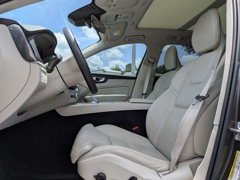 Used 2022 Volvo XC60 B5 Inscription w/ Advanced Package FWD image 2