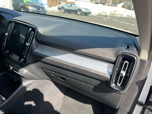 Used 2019 Volvo XC40 T5 Momentum image 16