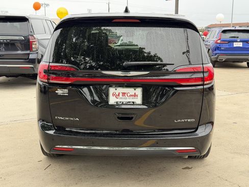 Used 2024 Chrysler Pacifica Limited image 6