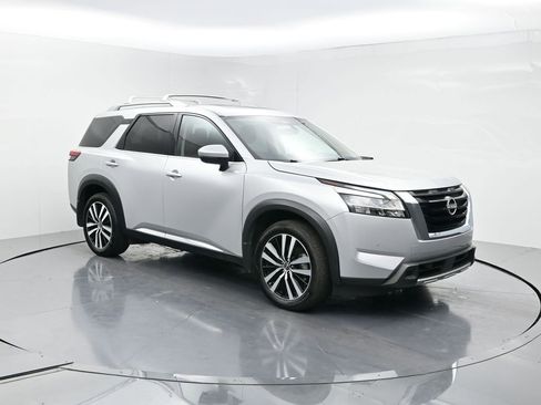 Used 2024 Nissan Pathfinder Platinum w/ Cargo Package AWD/4WD image 2