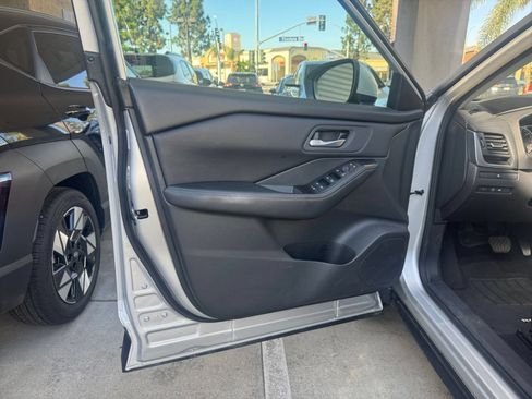 Used 2025 Nissan Rogue SV FWD image 15
