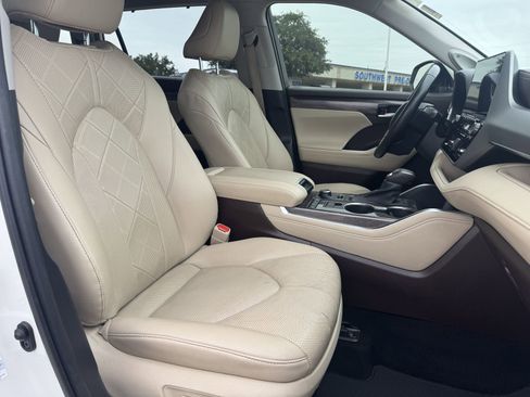 Used 2021 Toyota Highlander Platinum AWD/4WD image 28