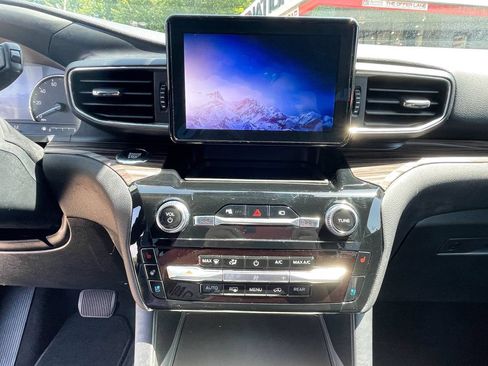 Used 2021 Ford Explorer Limited w/ Hybrid Equipment Group 310A RWD image 12