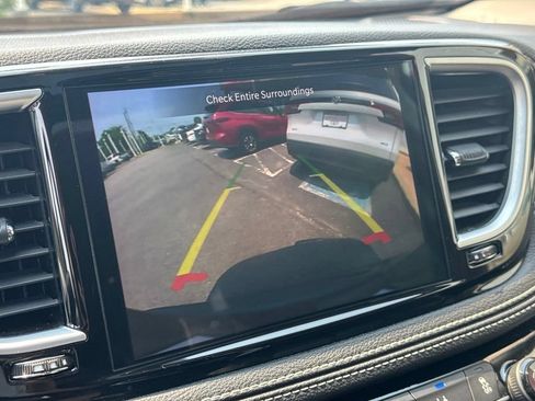 Used 2023 Chrysler Pacifica Limited FWD image 42