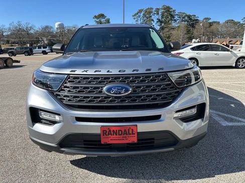 Used 2021 Ford Explorer XLT w/ Equipment Group 202A image 2