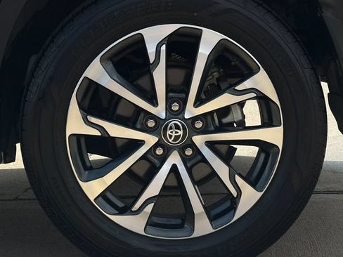 Used 2024 Toyota Corolla Cross XLE FWD image 31