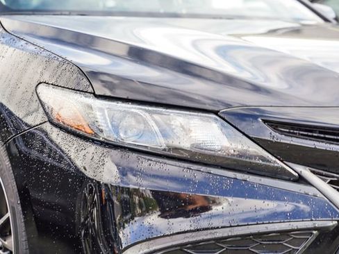 Used 2023 Toyota Camry SE image 3