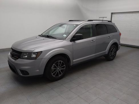Used 2019 Dodge Journey SE w/ Connectivity Group FWD image 2