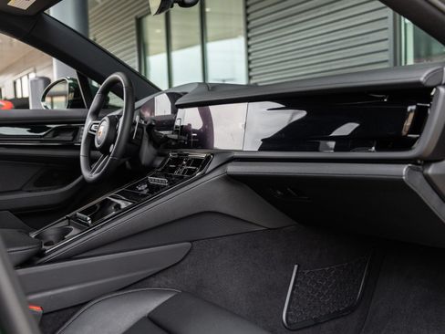 Used 2025 Porsche Panamera image 47