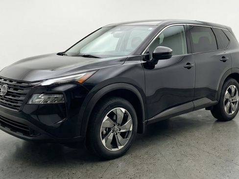 Used 2025 Nissan Rogue SV image 3