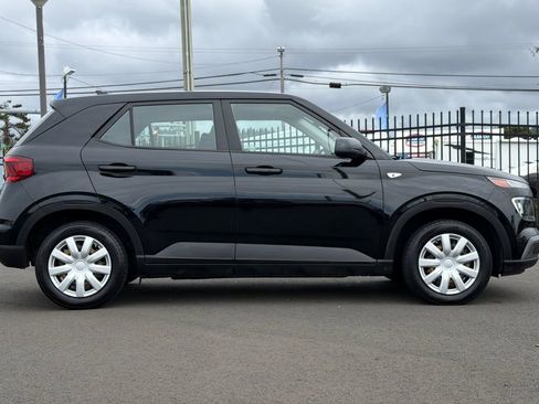 Used 2020 Hyundai Venue SE image 2