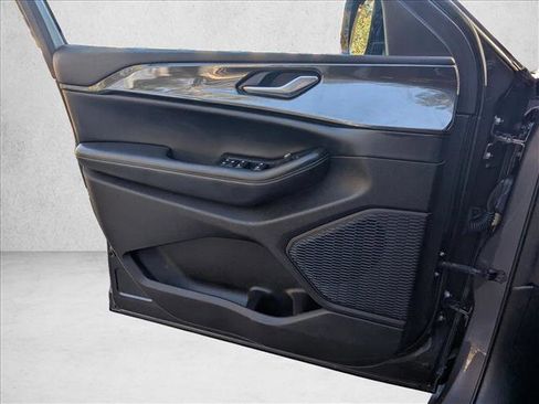 Used 2023 Jeep Grand Cherokee Altitude image 13