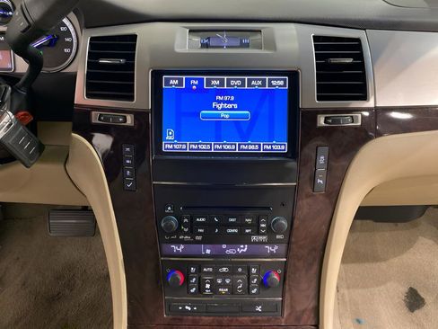 Used 2013 Cadillac Escalade Premium image 16