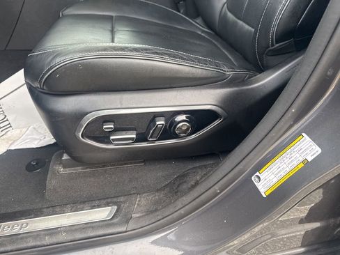 Used 2023 Jeep Grand Cherokee Overland w/ Luxury Tech Group IV image 21