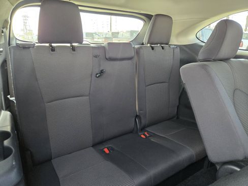 Used 2024 Toyota Highlander LE FWD image 30