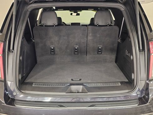 Used 2022 Chevrolet Suburban RST w/ Sport Performance Package image 32