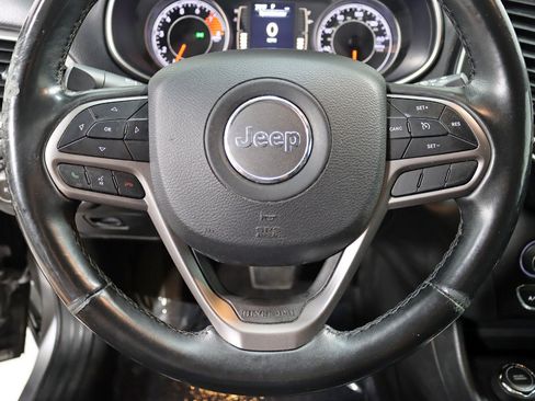 Used 2019 Jeep Cherokee Latitude Plus w/ Cold Weather Group AWD/4WD image 15