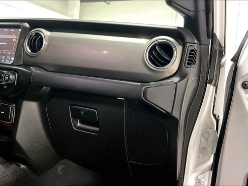 Used 2022 Jeep Wrangler Unlimited Sahara w/ Cold Weather Group image 18