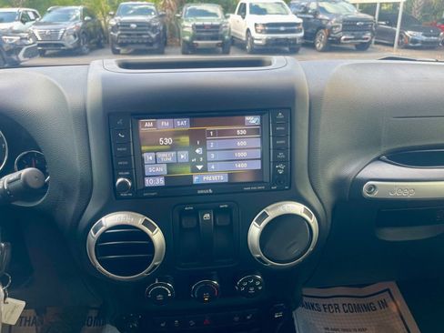 Used 2017 Jeep Wrangler Rubicon w/ Power Convenience Group AWD/4WD image 14