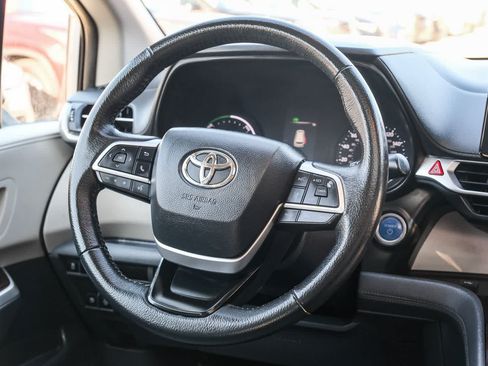 Certified 2024 Toyota Sienna XLE FWD image 17