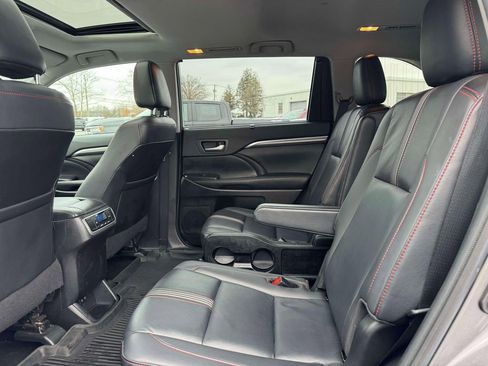 Used 2019 Toyota Highlander SE image 11