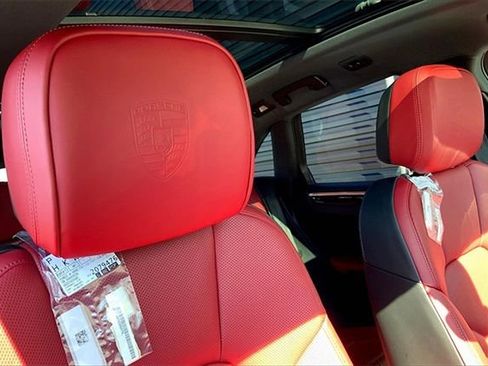 Certified 2026 Porsche Macan image 8