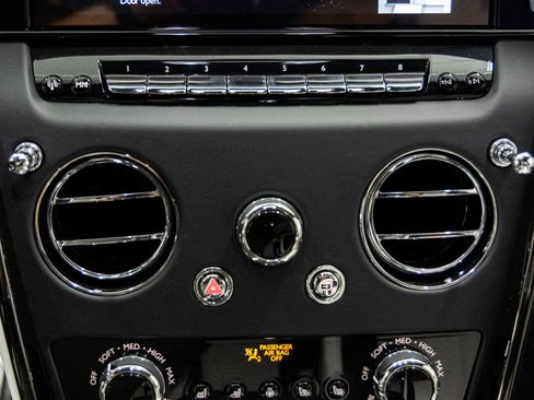 New 2026 Rolls-Royce Cullinan Black Badge image 42