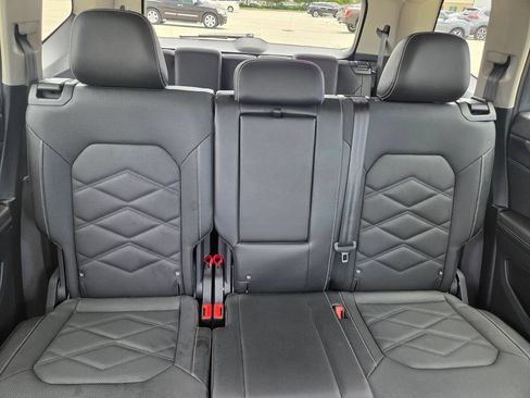 Used 2025 Volkswagen Atlas SE AWD/4WD image 32