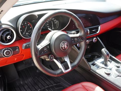 Used 2020 Alfa Romeo Giulia RWD image 16