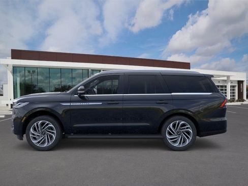 New 2026 Lincoln Navigator Premiere AWD/4WD image 3