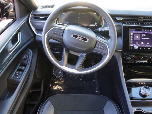 Certified 2025 Jeep Grand Cherokee Altitude image 18