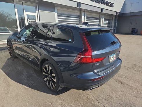 Used 2022 Volvo V60 T5 Cross Country image 3