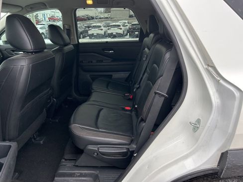 Used 2023 Nissan Pathfinder SL image 11