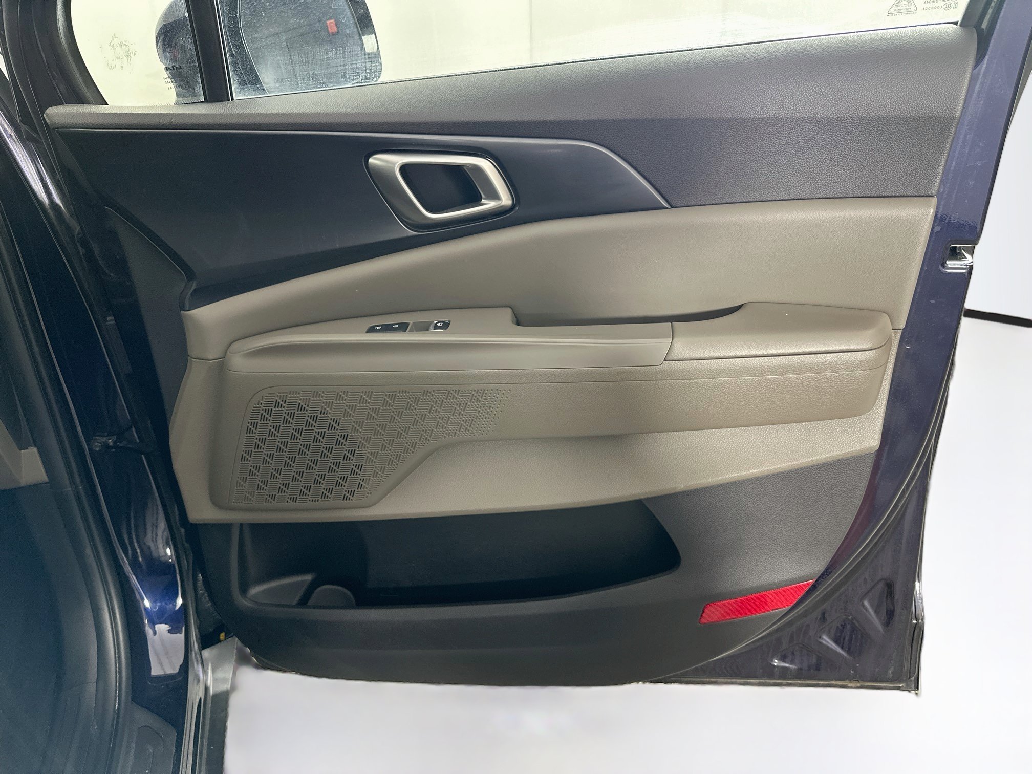 Used 2025 Kia Carnival FWD image 31