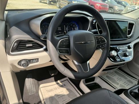 Used 2022 Chrysler Pacifica Touring-L FWD image 13
