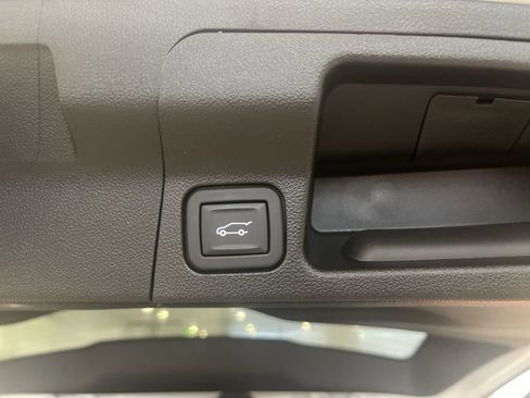 Used 2023 GMC Acadia SLE w/ Driver Convenience Package image 16