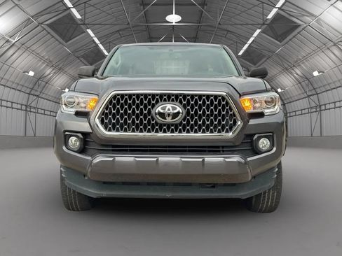 Used 2017 Toyota Tacoma SR5 w/ Tow Package RWD image 2
