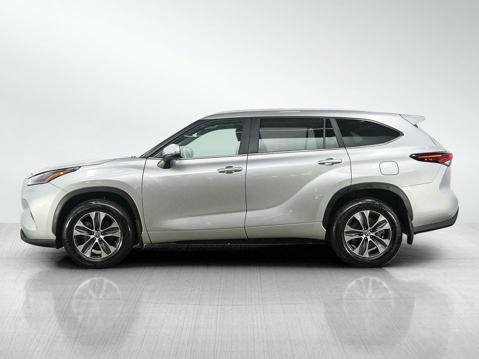 Used 2025 Toyota Highlander XLE AWD/4WD image 2