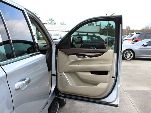 Used 2017 Cadillac Escalade ESV Luxury image 34