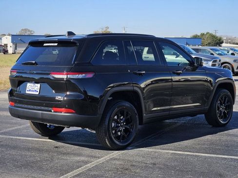 New 2025 Jeep Grand Cherokee Laredo image 6